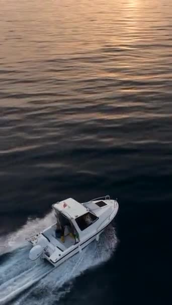 Genießen Sie Die Pracht Der Küste Während Ein Weißes Boot — Stockvideo
