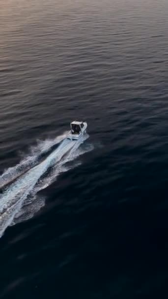 Flucht Die Küste Als Ein Weißes Boot Auf Eine Aufregende — Stockvideo