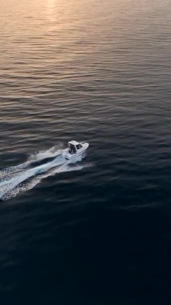 Suba Acima Cidade Costeira Admire Vista Panorâmica Barco Branco Sua — Vídeo de Stock