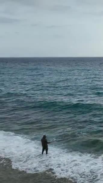 Підніміться Над Береговою Лінією Спостерігайте Різноманітними Пляжними Заходами Коли Люди — стокове відео