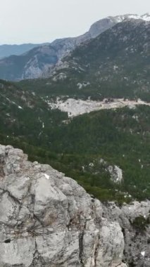 Bu dikey videoda dramatik dağların nefes kesici hava manzarası, sallanan bir nehir ve sinematik şelalelerle kış sükunetine kaçın..