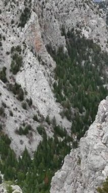 Türk dağları boyunca sinematik bir yolculuğa çıkın, dolambaçlı bir nehir ve büyüleyici şelalelerle doğanın ihtişamını yakalayın..