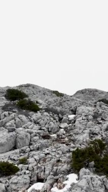 Bir hava cennetine adım atın ve bu dikey videoda dramatik bir ışık etkileşimiyle süslenmiş büyüleyici Akdeniz kıyısındaki kış şehirlerini keşfedin..
