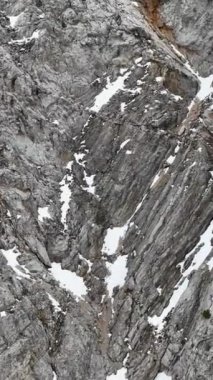 Türk dağının güzelliğini, bu dikey videoda bir nehir ve küçük şelalenin yer aldığı kış manzarasının sinematik hava manzaraları aracılığıyla deneyimleyin..