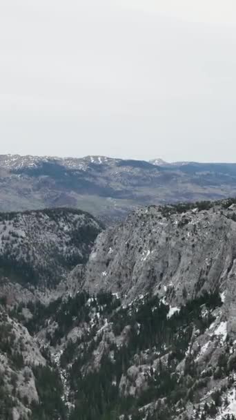 Погрузитесь Кинематографическую Красоту Зимнего Пейзажа Показывая Горы Извивающуюся Реку Живописные — стоковое видео