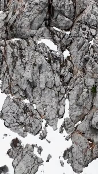 この垂直ビデオでは 蛇行する川と絵のような滝を特徴とする冬の風景の空中景色を体験しながら トルコの山々の映画的な喜びに浸ってください — ストック動画