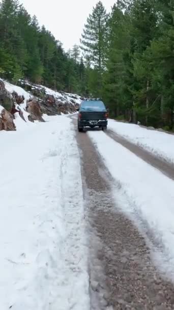 Kezdje Téli Kaland Ahogy Követi Pickup Teherautó Felfedező Havas Közepette — Stock videók