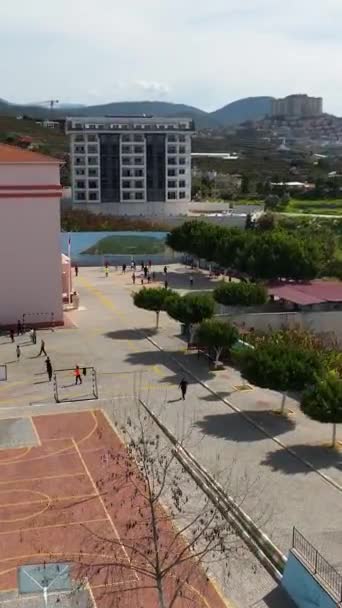 Capturați Atmosfera Veselă Timp Copiii Joacă Fotbal Distrează Curtea Școlii — Videoclip de stoc