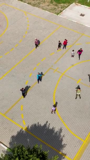 Исследуйте Волнение Игровой Площадки Дети Участвуют Футболе Различных Игровых Мероприятий — стоковое видео