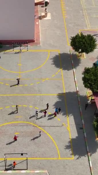 Junte Aventuras Pátio Escola Como Crianças Jogam Futebol Aproveitar Máximo — Vídeo de Stock