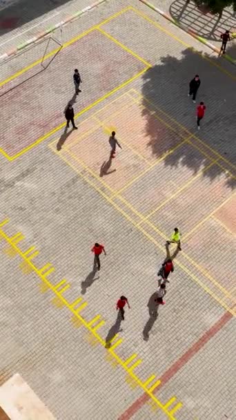 Esplora Varie Prospettive Del Parco Giochi Mentre Bambini Giocano Calcio — Video Stock