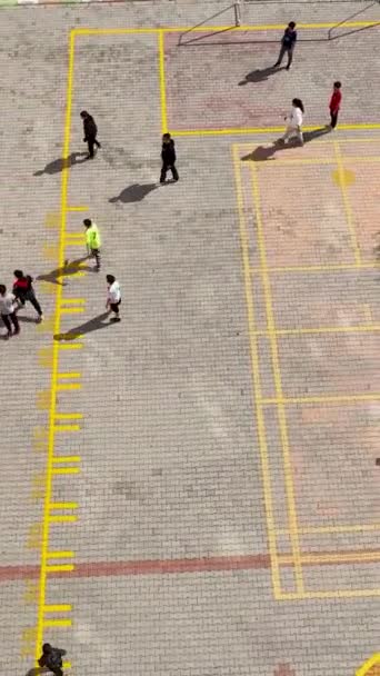 Dikey Videoda Çocukların Futbol Oynarken Eyalet Okulunda Eğlenirken Eğlence Dolu — Stok video
