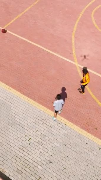 在这个垂直的视频中 从迷人的空中观看孩子们踢足球和玩得开心 — 图库视频影像