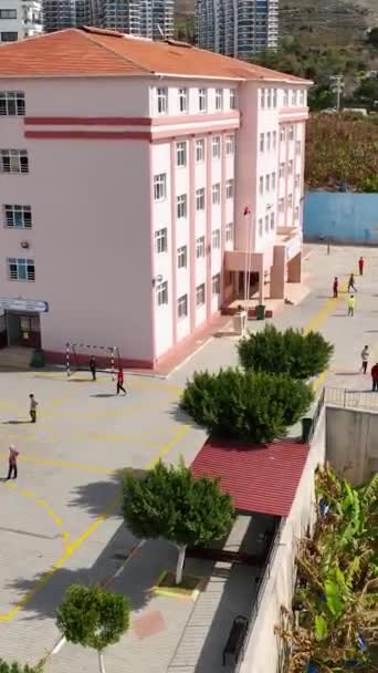 Deléitese Con Ambiente Alegre Patio Escuela Mientras Observa Los Niños — Vídeos de Stock