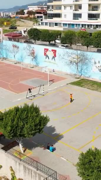 Mergulhe Ambiente Energético Parque Infantil Enquanto Crianças Jogam Futebol Divertem — Vídeo de Stock
