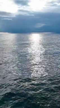 Bu çarpıcı dikey videoda sinematik deniz dokularını yakalayan, bulutlarla kaplı Akdeniz kıyılarının güzelliğine tanık olun..