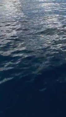 Bulutların üzerinden yükselin ve bu büyüleyici dikey videoda sinematik deniz dokusuyla vurgulanan Akdeniz kıyılarının gizemini kucaklayın..