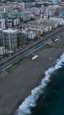 Bulutlu Akdeniz kıyı şeridine ve büyüleyici sinematik deniz dokularına bu dikey videoda hava perspektifinden şahit olduğunuz gibi maceralı bir yolculuğa çıkın..