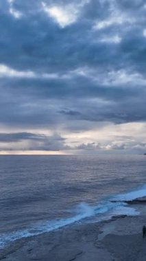 Akdeniz kıyı şeridinin kasvetli atmosferine kaçın, sinematik çekimler bu dikey videoda denizin büyüleyici dokusunu gözler önüne seriyor..