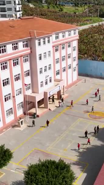 Взлететь Над Школьным Двором Весело Наблюдать Детей Имеющих Большое Время — стоковое видео
