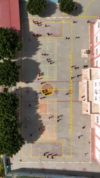 Okul Bahçesinin Eşsiz Perspektiflerini Kazanın Futbola Dalmış Çocukları Izliyorsunuz Dikey — Stok video