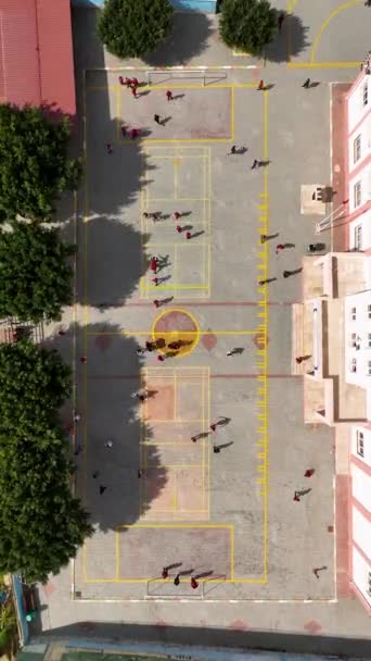 在这个垂直的视频中 当你看到孩子们踢足球和在中学玩得开心的时候 你会沉浸在校园的交响乐中 — 图库视频影像
