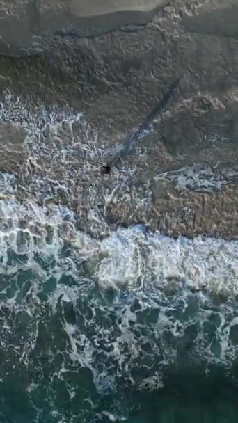 让自己沉浸在大自然的奇迹之中吧 就像一架无人驾驶飞机在这个垂直的视频中拍摄了迷人的地中海海岸线和壮丽的高山落日 — 图库视频影像
