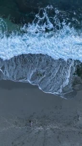 この垂直ビデオでは 息をのむような地中海沿岸と栄光の山の夕日を観察しながら 自然のシンフォニーに浸ることができます — ストック動画