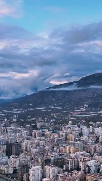 Meluncur Atas Kabut Pantai Dan Menyaksikan Pemandangan Menawan Dari Pantai — Stok Video