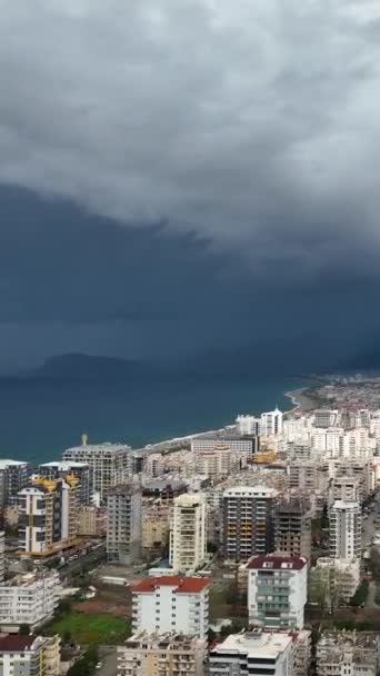 あなたがこの垂直ビデオで空中の視点から嵐の地中海沿岸と都市のパノラマを目撃するときに海岸警告に注意してください — ストック動画
