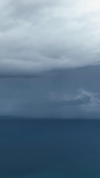 Bevittna Den Dramatiska Stormiga Himlen Ovanför Den Vackra Medelhavskusten Och — Stockvideo