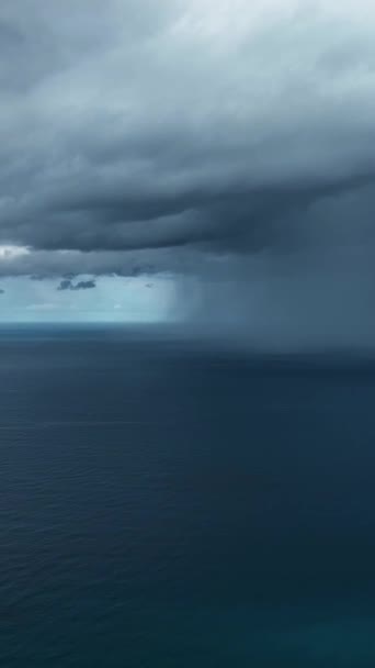Fırtınalı Akdeniz Kıyı Şeridinin Fırtınalı Atmosferini Şehir Manzarasını Dikey Videoda — Stok video