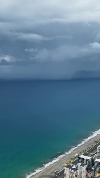 随着警报的临近 探索汹涌的地中海海岸线和城市全景的混乱 为这一垂直视频提供了一个大气视角 — 图库视频影像