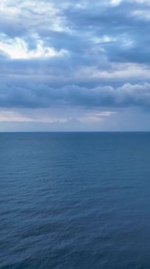 Bu dikey videoda fırtınalı Akdeniz kıyı şeridinin yavaş yavaş kıyıya doğru ilerlediğine şahit olurken sahil uyarısına kulak verin..