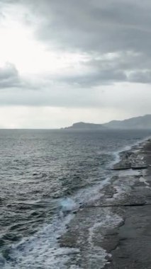 Bulutlu hava, güneş ışığıyla etkileşime girerken gerçeküstü aydınlanmayı yakalayın. Bu dikey videoda gökyüzünü süsleyen mistik desenler oluşturun..