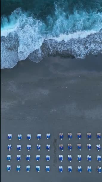 Fırtınalı Kıyı Şeridinden Yükselin Dikey Videoda Fırtınalı Havanın Ortasında Deniz — Stok video