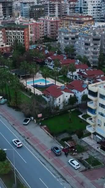 Dikey Videoda Çarpıcı Evleri Havadan Gözlemlerken Akdeniz Kıyı Şeridinin Dingin — Stok video