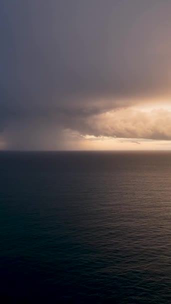 Kendinizi Büyüleyici Günbatımına Daldırın Dikey Videoda Hava Perspektifinden Çekilen Bulutlu — Stok video