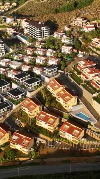 静かな街にプールがある豪華な家やヴィラ複合体の魅惑的な空中ビューに脱出し この垂直ビデオでリラックスした感覚を提供します — ストック動画
