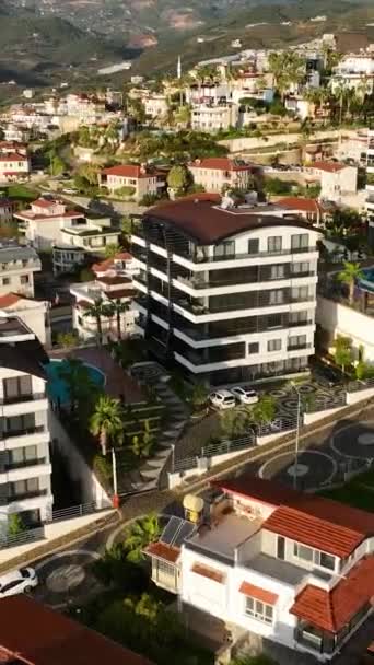 洗練された都市のプール付きの高級住宅やヴィラ複合体の洞察力のあるビューを得る この垂直ビデオで豪華さと洗練の本質をアンロック — ストック動画