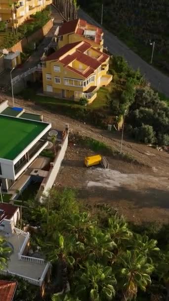 豪華な飛び地の上で この垂直ビデオでは 手入れの行き届いた街に位置するプール付きの家やヴィラ複合体の優雅さを目撃してください — ストック動画