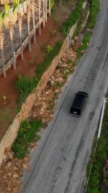 Yükselin ve görkemli evlerin ve havuzlu villa komplekslerinin yer aldığı ve bu dikey videoda lüksün özünü yakalayan mesken cennetine tanık olun..