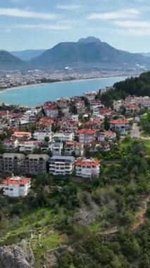 Bu dikey videoda deniz kıyısındaki mutluluğun özünü yakalayan, Akdeniz 'in huzurlu kıyı şeridinde bir sahil kafesini izlerken kendinizi deniz cazibesine daldırın..