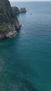 Bu dikey videoda sakin Akdeniz kıyısındaki bir sahil kafesinin büyüleyici güzelliğini ortaya çıkarırken sahilin kronolojisine dalın..