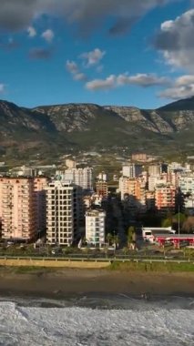 Bu dikey videoda heyecan ve keşif hissi veren canlı Akdeniz sahil şehrindeki sabah fırtınalarının heyecan verici macerasına doğru kaçın..