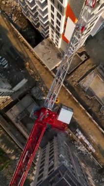 İnşaat alanları genişleyen lüks apartman komplekslerine evrimleştikçe kentsel alanların dinamik dönüşümünü gözlemleyin, bu dikey videoda ilerlemenin özünü yakalayın..