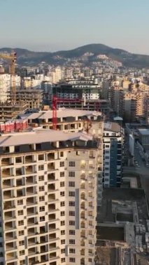 Şatafatlı apartman komplekslerinin gelişimini gözlemlerken, bu dikey video klipte eşsiz bir hava perspektifi sağlayarak inşaat sürecinin iç yüzünü kavrayabilirsiniz..