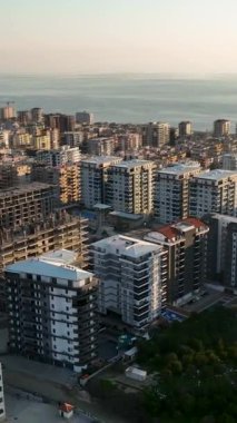 İnşaat alanlarının manzarayı muhteşem lüks dairelere dönüştürmesi ve bu dikey videoda büyüleyici bir hava manzarası sunması şehir harikalarına hayret verici..