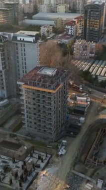 İnşaat alanlarının ve çok katlı evlerin etkileyici gelişimine tanık olun. Bu dikey videoda evrim geçiren manzarayı yakalıyorsunuz..