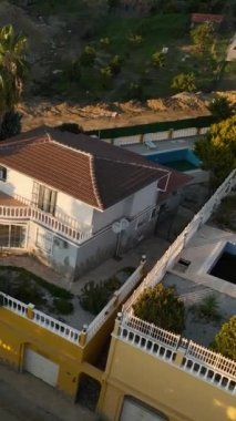 İnşaatın senfonisini aşağıda sergilenirken tecrübe edin, bu dikey videoda lüks apartman komplekslerinin gelişimini ve inşaat sürecinin dinamik enerjisini sergiliyor..